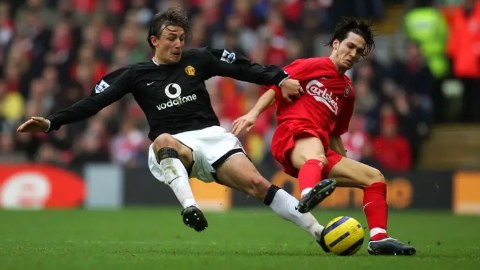 Vì sao MU và Liverpool 62 năm không mua bán cầu thủ đội một